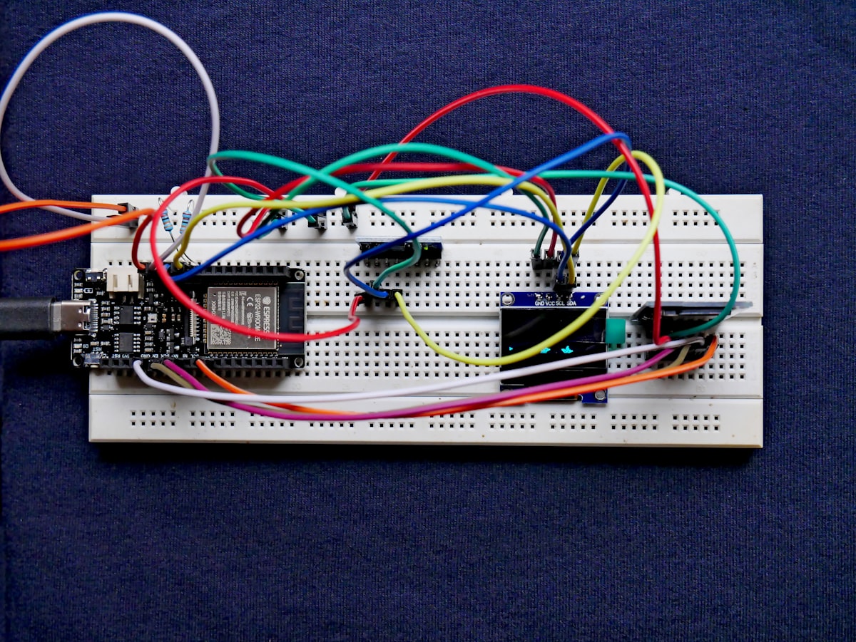 Scheda di sviluppo ESP32 cablata su breadboard di prototipazione