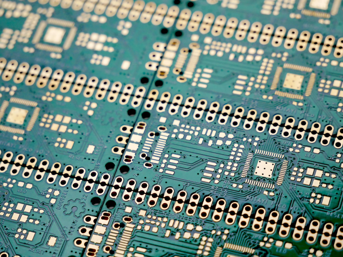 Primo piano di un layout PCB popolato